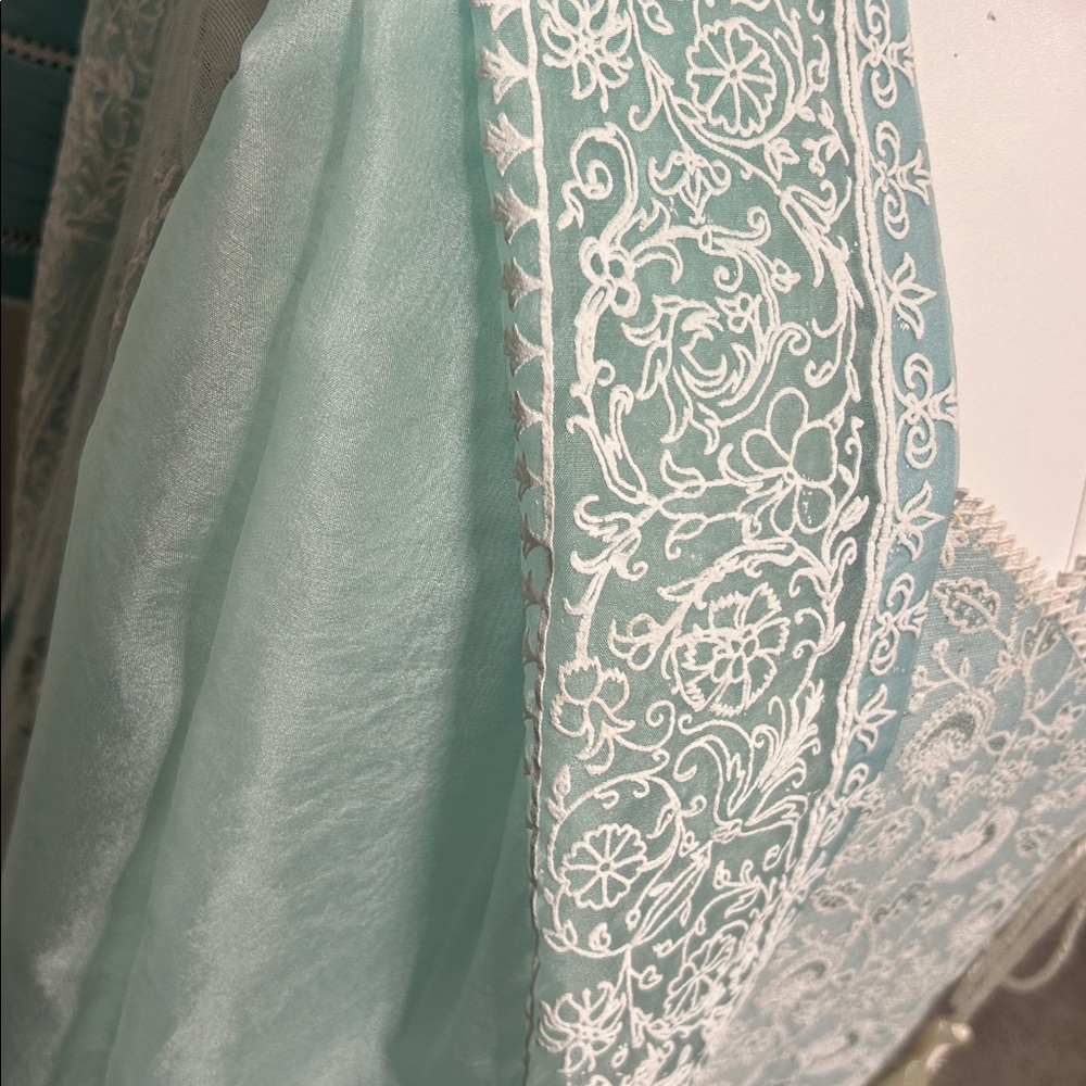 Shalwar kameez green white anarkali style with organza duppatta trousers. S - Picture 6 of 17